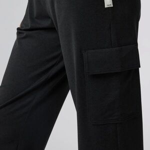 Vuori womens black cargo jogger